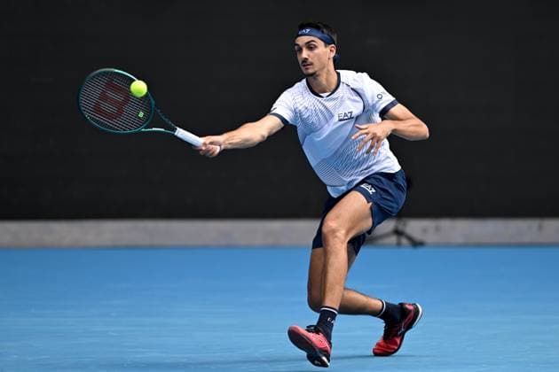 TENNIS AUSTRALIAN OPEN, Lorenzo Sonego of Italy in action during his 2nd round match against Carlos Alcaraz of Spain on Day 5 of the 2024 Australian Open at Melbourne Park in Melbourne, Thursday, January 18, 2024. ( NO ARCHIVING, EDITORIAL USE ONLY, NO USE IN BOOKS WITHOUT CONSENT MELBOURNE VICTORIA AUSTRALIA  Copyright: xJAMESxROSSx 20240118001890477287
