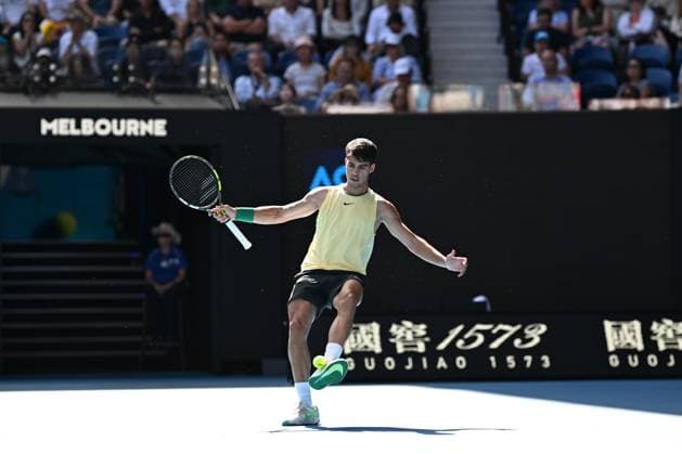 Sport Bilder des Tages TENNIS AUSTRALIAN OPEN, Carlos Alcaraz of Spain kicks the ball during his 2nd round match against Lorenzo Sonego of Italy on Day 5 of the 2024 Australian Open at Melbourne Park in Melbourne, Thursday, January 18, 2024. ( NO ARCHIVING, EDITORIAL USE ONLY, NO USE IN BOOKS WITHOUT CONSENT MELBOURNE VICTORIA AUSTRALIA  Copyright: xJAMESxROSSx 20240118001890488224
