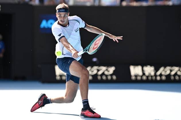 TENNIS AUSTRALIAN OPEN, Lorenzo Sonego of Italy in action during his 2nd round match against Carlos Alcaraz of Spain on Day 5 of the 2024 Australian Open at Melbourne Park in Melbourne, Thursday, January 18, 2024. ( NO ARCHIVING, EDITORIAL USE ONLY, NO USE IN BOOKS WITHOUT CONSENT MELBOURNE VICTORIA AUSTRALIA  Copyright: xJAMESxROSSx 20240118001890490325