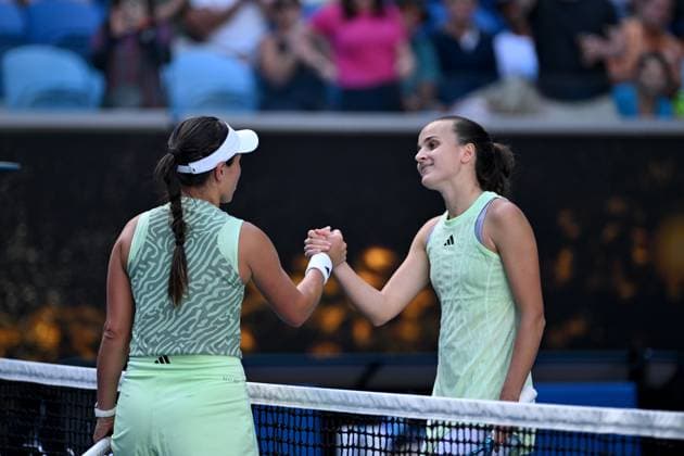 TENNIS AUSTRALIAN OPEN, Jessica Pegula of the USA congratulates Clara Burel of France on her 2nd round win on Day 5 of the 2024 Australian Open at Melbourne Park in Melbourne, Thursday, January 18, 2024. ( NO ARCHIVING, EDITORIAL USE ONLY, NO USE IN BOOKS WITHOUT CONSENT MELBOURNE VICTORIA AUSTRALIA  Copyright: xLUKASxCOCHx 20240118001890492836