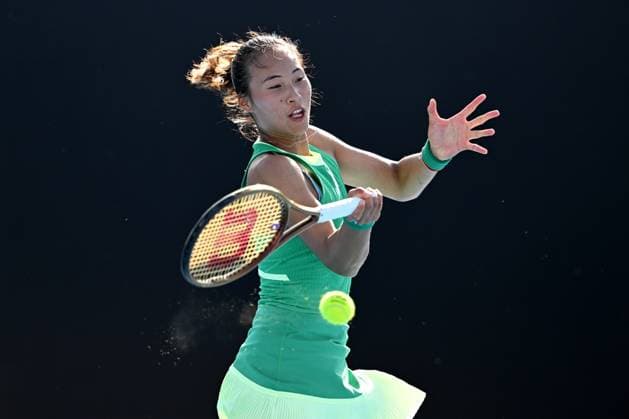 TENNIS AUSTRALIAN OPEN, Qinwen Zheng of China in action during her 2nd round match against Katie Boulter on Day 5 of the 2024 Australian Open at Melbourne Park in Melbourne, Thursday, January 18, 2024. ( NO ARCHIVING, EDITORIAL USE ONLY, NO USE IN BOOKS WITHOUT CONSENT MELBOURNE VICTORIA AUSTRALIA  Copyright: xLUKASxCOCHx 20240118001890501660