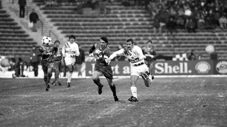 13.02.94 FC Bayern München - VfB Stuttgart Deutschland, München, 13.02.1994, Fussball, Bundesliga, FC Bayern München - VfB Stuttgart (1:3): v.l. Lothar Matthäus (FC Bayern München), Fritz Walter (VfB Stuttgart). *** 13 02 94 FC Bayern München VfB Stuttgart Germany, Munich, 13 02 1994, Soccer, Bundesliga, FC Bayern München VfB Stuttgart 1 3 v l Lothar Matthäus FC Bayern München , Fritz Walter VfB Stuttgart