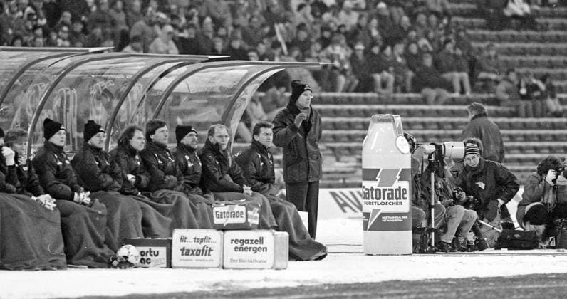 13.02.94 FC Bayern München - VfB Stuttgart Deutschland, München, 13.02.1994, Fussball, Bundesliga, FC Bayern München - VfB Stuttgart (1:3): Franz Beckenbauer (Trainer FC Bayern München). *** 13 02 94 FC Bayern München VfB Stuttgart Germany, Munich, 13 02 1994, Soccer, Bundesliga, FC Bayern München VfB Stuttgart 1 3 Franz Beckenbauer Coach FC Bayern München