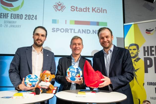 Eröffnung MEN‘S EHF EURO 2024 Fan Zone im Deutsches und Olympia Museum in Köln; 18.01.2024 Robert Voigtsberger (Stadt Köln, Beigeordneter für Bildung, Jugend und Sport), Dr. Andreas Höfer (Deutsches Sport und Olympia Museum), Benjamin Chatton (deutscher Handballbund) Eröffnung MEN‘S EHF EURO 2024 Fan Zone im Deutsches Sport und Olympia Museum in Köln; 18.01.2024 Copyright: xBEAUTIFULxSPORTS Buriakovx