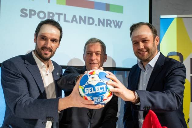 Eröffnung MEN‘S EHF EURO 2024 Fan Zone im Deutsches und Olympia Museum in Köln; 18.01.2024 Robert Voigtsberger (Stadt Köln, Beigeordneter für Bildung, Jugend und Sport), Dr. Andreas Höfer (Deutsches Sport und Olympia Museum), Benjamin Chatton (deutscher Handballbund) Eröffnung MEN‘S EHF EURO 2024 Fan Zone im Deutsches Sport und Olympia Museum in Köln; 18.01.2024 Copyright: xBEAUTIFULxSPORTS Buriakovx