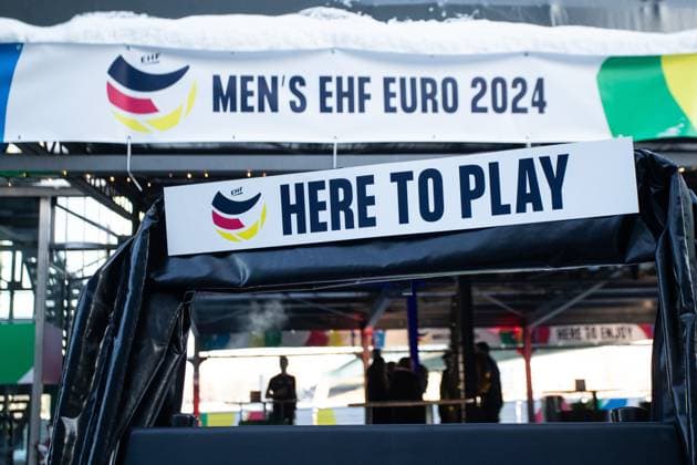 Eröffnung MEN‘S EHF EURO 2024 Fan Zone im Deutsches und Olympia Museum in Köln; 18.01.2024 ein Schild auf dem Fahrrad, auf dem steht Here to play, auf dem Hintergrund sehen wir Schild, auf dem steht MEN‘S EHF EURO 2024 Eröffnung MEN‘S EHF EURO 2024 Fan Zone im Deutsches Sport und Olympia Museum in Köln; 18.01.2024 Copyright: xBEAUTIFULxSPORTS Buriakovx