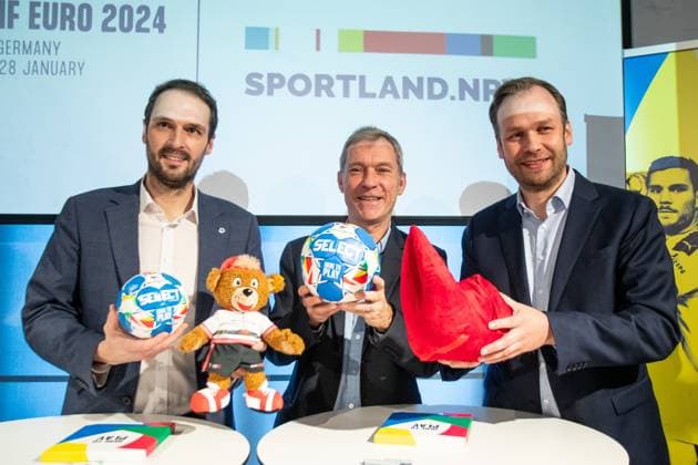 Eröffnung MEN‘S EHF EURO 2024 Fan Zone im Deutsches und Olympia Museum in Köln; 18.01.2024 Robert Voigtsberger (Stadt Köln, Beigeordneter für Bildung, Jugend und Sport), Dr. Andreas Höfer (Deutsches Sport und Olympia Museum), Benjamin Chatton (deutscher Handballbund) Eröffnung MEN‘S EHF EURO 2024 Fan Zone im Deutsches Sport und Olympia Museum in Köln; 18.01.2024 Copyright: xBEAUTIFULxSPORTS Buriakovx