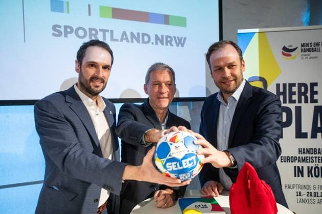 Sport Bilder des Tages Eröffnung MEN‘S EHF EURO 2024 Fan Zone im Deutsches und Olympia Museum in Köln; 18.01.2024 Robert Voigtsberger (Stadt Köln, Beigeordneter für Bildung, Jugend und Sport), Dr. Andreas Höfer (Deutsches Sport und Olympia Museum), Benjamin Chatton (deutscher Handballbund) Eröffnung MEN‘S EHF EURO 2024 Fan Zone im Deutsches Sport und Olympia Museum in Köln; 18.01.2024 Copyright: xBEAUTIFULxSPORTS Buriakovx