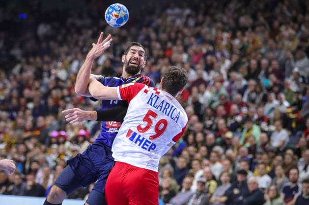 18.01.2024, EHF EURO 2024, Männer Europameisterschaft Handball, Lanxess Arena in Köln, Frankreich - Kroatien: Nikola Karabatic (Frankreich) gegen Luka Lovre Klarica (Kroatien) Nordrhein-Westfalen Deutschland