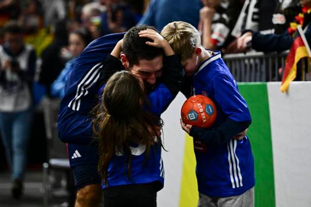 Nikola Karabatic (France) mit seinen Kindern, Frankreich vs. Kroatien, Hauptrunde, Europameisterschaft, Laenderspiel, Handball, 18.01.2024 Koeln Nordrhein-Westfalen Deutschland