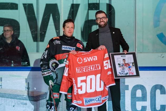 Sport Themen der Woche KW03 Sport Bilder des Tages Eishockey, Penny DEL, 20240118, Augsburger Panther - EHC Red Bull München. Im Bild Jonathon BLUM (EHC Red Bull München, 24) wird von Geschäftsführer der Augsburger Panther MAXIMILIAN HORBER zum 500. DEL Spiel ausgezeichnet. Augsburg Curt-Frenzel-Stadion Bayern Deutschland *** Ice Hockey, Penny DEL, 20240118, Augsburger Panther EHC Red Bull München In the picture Jonathon BLUM EHC Red Bull München, 24 is honored by managing director of the Augsburger Panther MAXIMILIAN HORBER for the 500 DEL game Augsburg Curt Frenzel Stadion Bayern Germany Copyright: Passion2Press MarkusxFischerx