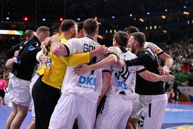 deutsche Mannschaft feiert den Sieg , Deutschland vs. Island, Hauptrunde, Europameisterschaft, Laenderspiel, Handball, 18.01.2024 Koeln Nordrhein-Westfalen Deutschland