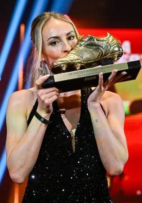 Winner Tessa Wullaert kisses her trophy at the 70th edition of the Golden Shoe award ceremony, in Antwerp, Thursday 18 January 2024. The Golden Shoe (Gouden Schoen Soulier d Or) is an award for the best soccer player of the Belgian Jupiler Pro League championship during the calendar year 2023. DIRKxWAEM  x84260674x