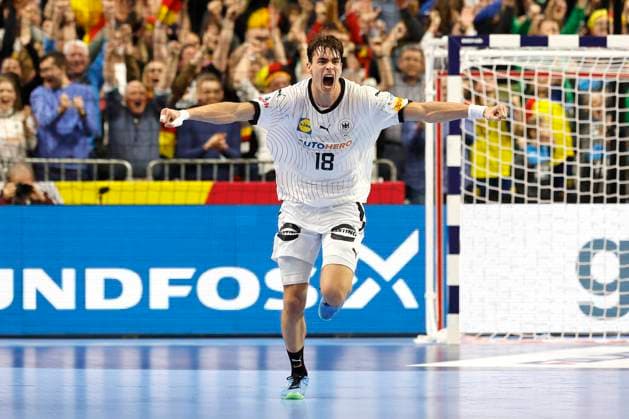 Handball, EHF-Europameisterschaft der Männer Hauptrunde Lanxess-Arena in Köln 18.01.2024 Deutschland (GER) gegen Island (ISL) 26:24 Julian KÖSTER (GER) hat das letzte Tor des Spiels zum 26-24 Endstand erzielt und schreit seine Freude heraus