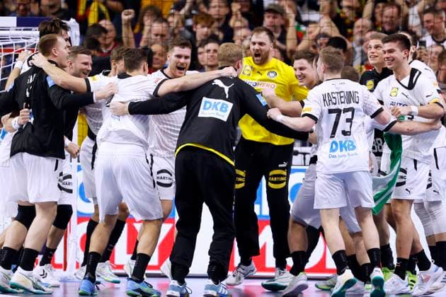 Sport Bilder des Tages WOLFF Andreas Torwart Team Deutschland Schlussjubel um Torwart Wolff Andreas nach dem Sieg HANDBALL EM 2024 in Deutschland Hauptrunden Spiel Deutschland - Island Lanxess Arena in Koeln am 18.01.2024 in Koeln Copyright: xLacixPerenyix