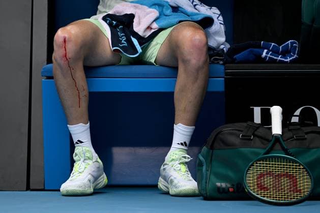 TENNIS AUSTRALIAN OPEN, Stefanos Tsitsipas of Greece bleeding knee as he waits for medical attention during his 3rd round match against Luca Van Assche of France on Day 6 of the 2024 Australian Open at Melbourne Park in Melbourne, Friday, January 19, 2024. ( NO ARCHIVING, EDITORIAL USE ONLY, NO USE IN BOOKS WITHOUT CONSENT MELBOURNE VICTORIA AUSTRALIA  Copyright: xLUKASxCOCHx 20240119001890853853