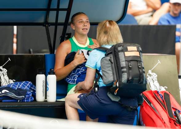 Amanda Anisimova wird vom Physiotherapeut behandelt, medical time out, Australian Open 2024, Melbourne Park, Melbourne, Victoria, Australia. Copyright: xJuergenxHasenkopfx