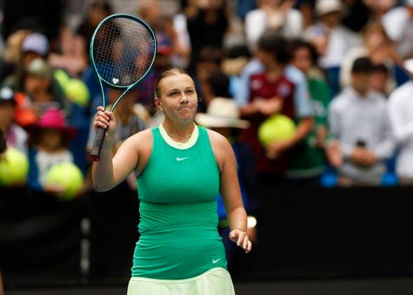 Amanda Anisimova winkt und bedankt sich bei den Zuschauern, Fans nach dem Sieg, Jubel, Freude, Emotion, Australian Open 2024, Melbourne Park, Melbourne, Victoria, Australia. Copyright: xJuergenxHasenkopfx