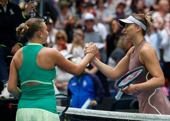 R-L. Paula Badosa gratuliert der Siegerin Amanda Anisimova, Australian Open 2024, Melbourne Park, Melbourne, Victoria, Australia. Copyright: xJuergenxHasenkopfx