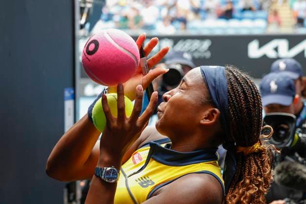 Coco Gauff schreibt Autogramme nach ihren Spiel, Australian Open 2024, Melbourne Park, Melbourne, Victoria, Australia. Copyright: xJuergenxHasenkopfx