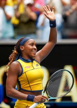 Coco Gauff winkt und bedankt sich bei den Zuschauern, Fans nach dem Sieg, Australian Open 2024, Melbourne Park, Melbourne, Victoria, Australia. Copyright: xJuergenxHasenkopfx