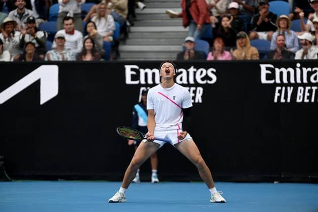 TENNIS AUSTRALIAN OPEN, Ben Shelton of the USA reacts during his 3rd round match against Adrian Mannarino of France on Day 6 of the 2024 Australian Open at Melbourne Park in Melbourne, Friday, January 19, 2024. ( NO ARCHIVING, EDITORIAL USE ONLY, NO USE IN BOOKS WITHOUT CONSENT MELBOURNE VICTORIA AUSTRALIA  Copyright: xLUKASxCOCHx 20240119001890916557