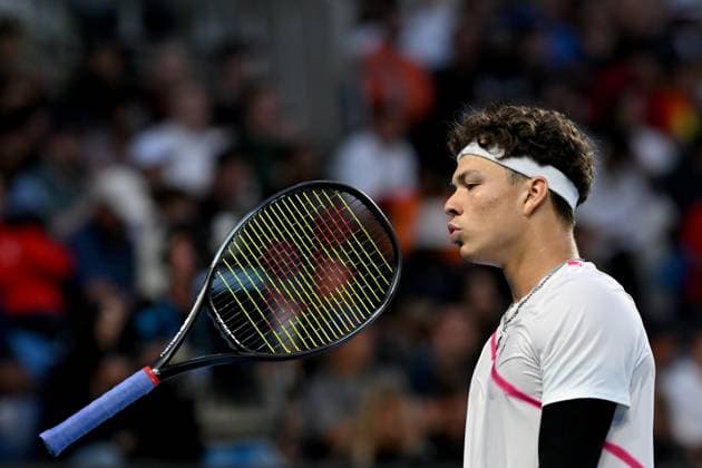 TENNIS AUSTRALIAN OPEN, Ben Shelton of the USA spins his racquet in the air during his 3rd round match against Adrian Mannarino of France on Day 6 of the 2024 Australian Open at Melbourne Park in Melbourne, Friday, January 19, 2024. ( NO ARCHIVING, EDITORIAL USE ONLY, NO USE IN BOOKS WITHOUT CONSENT MELBOURNE VICTORIA AUSTRALIA  Copyright: xLUKASxCOCHx 20240119001890931789