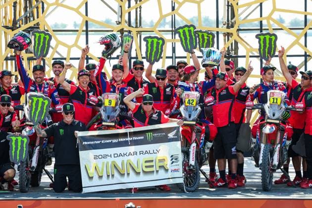 Sport Bilder des Tages Motorsport, Rallye Dakar, Motorrad Sieger Ricky Brabec 09 BRABEC Ricky (usa), Monster Energy Honda Team, Honda, Motul, Moto, FIM W2RC, 11 CORNEJO FLORIMO Jose Ignacio (chl), Monster Energy Honda Team, Honda, Motul, Moto, FIM W2RC, QUINTANILLA Pablo (chl), Monster Energy Honda Team, Honda, Motul, Moto, FIM, BRABEC Ricky (usa), Monster Energy Honda Team, Honda, Motul, Moto, FIM W2RC, during the Final Podium of the Dakar 2024 on January 19, 2024 in Yanbu, Saudi Arabia - DAKAR 2024 - FINAL PODIUM DPPI Panoramic 05124022_GODK9892