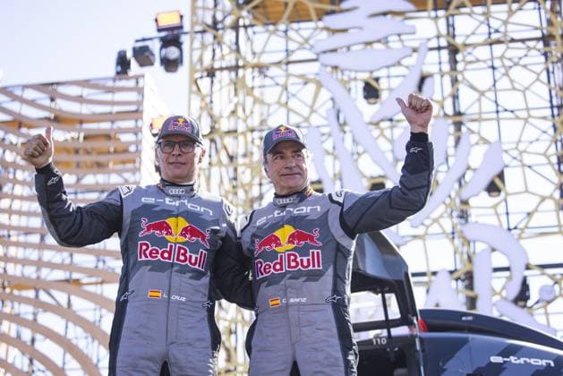 204 SAINZ Carlos (spa), CRUZ Lucas (spa), Team Audi Audi RS Q E-Tron E2, FIA Ultimate, FIA W2RC, ambiance during the Final Podium of the Dakar 2024 on January 19, 2024 in Yanbu, Saudi Arabia - DAKAR 2024 - FINAL PODIUM DPPI Panoramic  05124022__UDE3290
