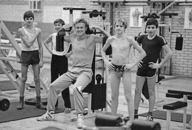 January, 1990. Moscow, USSR. Bronze medallist of the 24th Olympic Games, Olympische Spiele, Olympia, OS in Seoul, Honoured Master of Sports of the USSR, swimmer Dmitry Volkov (C) trains with young athletes in the gym. The exact date of the photograph is unknown. Igor Utkin TASS  18393859