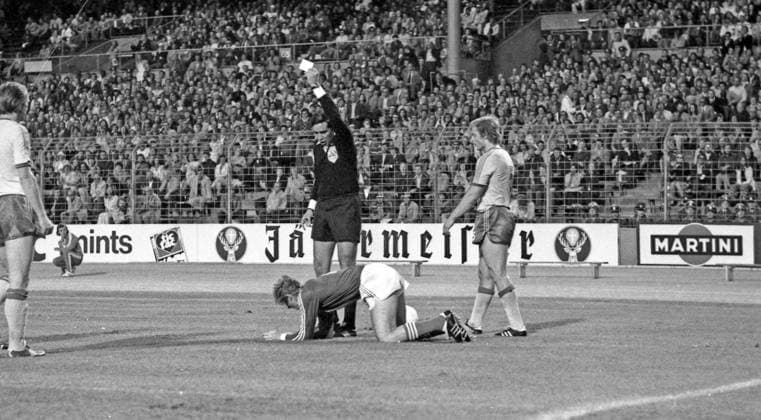 26.06.74 Schweden - Polen Deutschland, Stuttgart, 26.06.1974, Fussball, WM 1974 in Deutschland, Schweden - Polen (0:1): v.l. Ramon Barreto (Schiedsrichter), Andrzej Smarmach (Polen), Björn Andersson (Schweden). *** 26 06 74 Sweden Poland Germany, Stuttgart, 26 06 1974, Soccer, 1974 World Cup in Germany, Sweden Poland 0 1 v l Ramon Barreto Referee , Andrzej Smarmach Poland , Björn Andersson Sweden