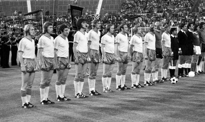 26.06.74 Schweden - Polen Deutschland, Stuttgart, 26.06.1974, Fussball, WM 1974 in Deutschland, Schweden - Polen (0:1): Team Mannschaft Kader Schweden v.l. Roland Sandberg, Conny Torstensson, Roland Grip, Ralf Edström, Staffan Tapper, Björn Nordqvist, Ove Grahn, Björn Andersson, Kent Karlsson, Ronnie Hellström, Bo Larsson. *** 26 06 74 Sweden Poland Germany, Stuttgart, 26 06 1974, Soccer, World Cup 1974 in Germany, Sweden Poland 0 1 Team Squad Sweden f l Roland Sandberg, Conny Torstensson, Roland Grip, Ralf Edström, Staffan Tapper, Björn Nordqvist, Ove Grahn, Björn Andersson, Kent Karlsson, Ronnie Hellström, Bo Larsson