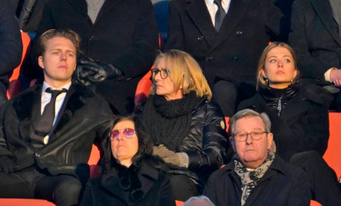 19.01.2024, Fussball 1. Bundesliga 2023 2024, FC Bayern München, Gedenkfeier für Franz Beckenbauer, in der Allianz-Arena München. Noel Beckenbauer, Heidi Beckenbauer und x Beckenbauer (Deutschland) werden von der Sonne angestrahlt.