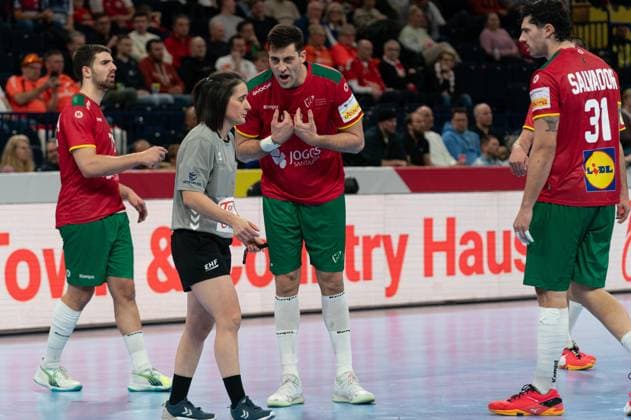 MEN S EHF EURO 2024, Slowenien vs. Portugal, 19.01.2024 MEN S EHF EURO 2024, Hauptrunde, Slowenien vs. Portugal, 19.01.2024, Nachfrage beim Schiedsrichter Alexandre Cavalcanti ( 24 Portugal) Copyright: xBEAUTIFULxSPORTS Mohwinkelx