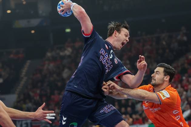 Handball I Herren I EURO 2024 I Hauptrunde I Norwegen - Niederlande I 19.01.2024 Sander Sagosen (5, Norwegen) gegen Dani Baijens (77, Niederlande) in der Abwehr Hamburg Barclays Arena Deutschland Copyright: xLobecax xIngridxAnderson-Jensenx