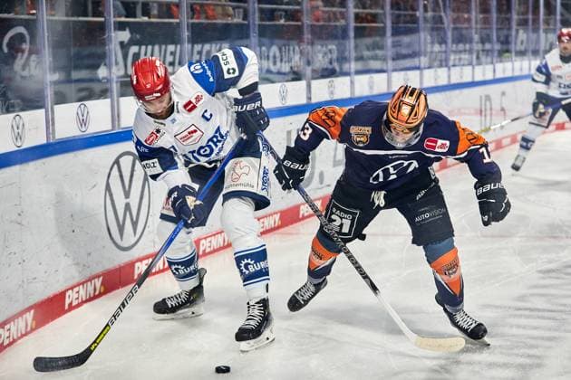 Sport Themen der Woche KW03 Sport Bilder des Tages Thomas Larkin (Schwenninger Wild Wings 37) Lucas Dumont (Grizzlys Wolfsburg 13) Grizzlys Wolfsburg - vs. Schwenninger Wild Wings, Eishockey, PENNY DEL, Saison 2023 2024, 19.01.2024 -Pressefoto Jan-Frederic Helbig Grizzlys Wolfsburg vs Schwenninger Wild Wings, Eishockey, Eis rena Wolfsburg, PENNY DEL, Saison 2023 2024, 19.01.2024 Wolfsburg *** Thomas Larkin Schwenninger Wild Wings 37 Lucas Dumont Grizzlys Wolfsburg 13 Grizzlys Wolfsburg vs Schwenninger Wild Wings, Ice Hockey, PENNY DEL, Season 2023 2024, 19 01 2024 Press Photo Jan Frederic Helbig Grizzlys Wolfsburg vs Schwenninger Wild Wings, Ice Hockey, Ice rena Wolfsburg, PENNY DEL, Season 2023 2024, 19 01 2024 Wolfsburg Copyright: xEibner-Pressefoto Jan-FredericxHx EP_JHG