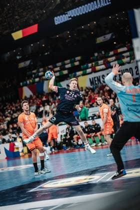 Handball Herren EHF EURO 2024 European Championshop Men 2024 Final Tournament Norwegen vs. Niederlande 19.01.2024 Magnus Gullerud ( 21, Norwegen, NOR) mit einem Kempa Trick aufs Tor Hamburg Barclays Arena Hamburg Deutschland