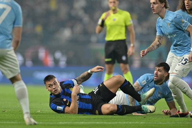 Foto Alfredo Falcone LaPresse 19 Gennaio 2024 - Riad, Arabia Saudita - calcio - EA SPORTS FC Supercoppa italiana 2023 2024 semifinale - Inter vs Lazio - Stadio Universit& xe0; Re Saud Nella foto: Alessio Romagnoli (SS Lazio) , Lautaro Martinez (FC Internazionale Milano) January 19, 2024 Riyadh, Saudi Arabia - sport, soccer - EA SPORTS FC Italian Supercup 2023 2024 semi-final - Inter vs Lazio - King Saud University Stadium In the pic: Alessio Romagnoli (SS Lazio) , Lautaro Martinez (FC Internazionale Milano)  Copyright: xAlfredoxFalcone LaPressex