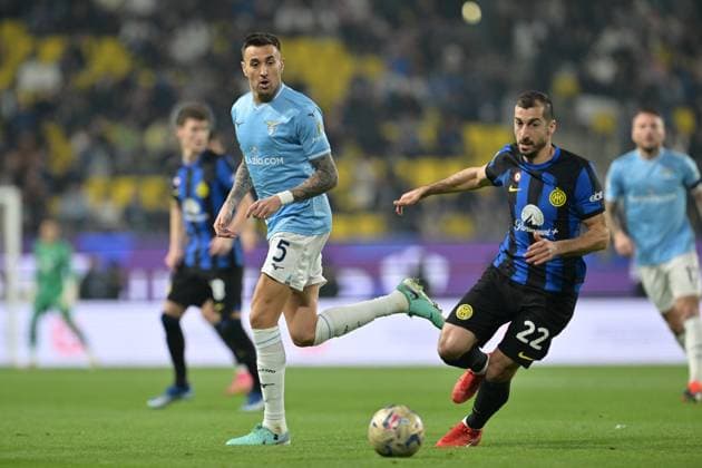 Foto Alfredo Falcone LaPresse 19 Gennaio 2024 - Riad, Arabia Saudita - calcio - EA SPORTS FC Supercoppa italiana 2023 2024 semifinale - Inter vs Lazio - Stadio Universit& xe0; Re Saud Nella foto: Henrikh Mkhitaryan (FC Internazionale Milano), Matias Vecino (SS Lazio) January 19, 2024 Riyadh, Saudi Arabia - sport, soccer - EA SPORTS FC Italian Supercup 2023 2024 semi-final - Inter vs Lazio - King Saud University Stadium In the pic: Henrikh Mkhitaryan (FC Internazionale Milano), Matias Vecino (SS Lazio)  Copyright: xAlfredoxFalcone LaPressex