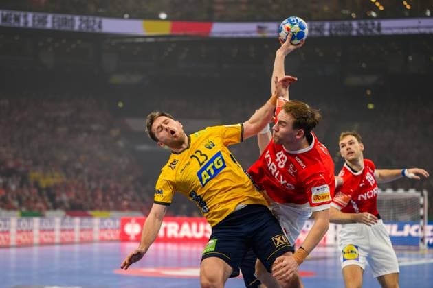 240119 Albin Lagergren of Sweden and Simon Bogetoft Pytlick of Denmark during the EHF European Handball Championship match between Denmark and Sweden on January 19, 2024 in Hamburg. Photo: Ludvig Thunman BILDBYRAN kod LT LT0586 handball handboll handball handbolls-em 2024 danmark denmark sverige sweden ehf european handball championship 9 bbeng Copyright: LUDVIGxTHUNMAN BB240119LT072