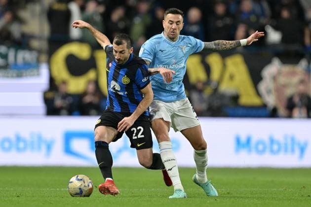 Foto Alfredo Falcone LaPresse 19 Gennaio 2024 - Riad, Arabia Saudita - calcio - EA SPORTS FC Supercoppa italiana 2023 2024 semifinale - Inter vs Lazio - Stadio Universit& xe0; Re Saud Nella foto: Matias Vecino (SS Lazio) , Henrikh Mkhitaryan (FC Internazionale Milano) January 19, 2024 Riyadh, Saudi Arabia - sport, soccer - EA SPORTS FC Italian Supercup 2023 2024 semi-final - Inter vs Lazio - King Saud University Stadium In the pic: Matias Vecino (SS Lazio) , Henrikh Mkhitaryan (FC Internazionale Milano)  Copyright: xAlfredoxFalcone LaPressex