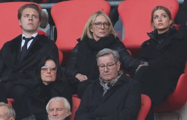 Beckenbauers Frau Heidi und die beiden gemeinsamen Kinder Joel und Francesca mit Karl Hopfner und Rudi Voeller (unten) Fussball Gedenkfeier zu Ehren von Franz Beckenbauer 19.01.2024 Allianz Arena FOTO: Mladen Lackovic LakoPress