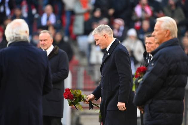 ehemalige Weggefaehrten legen Rosen neben die Kraenze, Bastian Schweinsteiger, Gedenkfeier fuer Franz Beckenbauer am 19.01.2024 in der A L L I A N Z A R E N A.