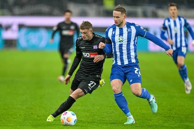 2. Bundesliga - Karlsruher SC - VfL Osnabrück am 19.01.2024 im BBBank Wildpark in Karlsruhe MickaÃ«l Michael Cuisance (Osnabrueck) im Zweikampf gegen Christoph Kobald (Karlsruhe)