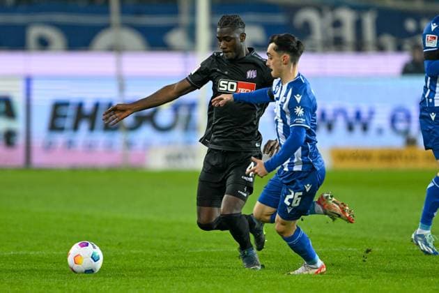 2. Bundesliga - Karlsruher SC - VfL Osnabrück am 19.01.2024 im BBBank Wildpark in Karlsruhe Maxwell Gyamfi (Osnabrueck) im Zweikampf gegen Paul Nebel (Karlsruhe)