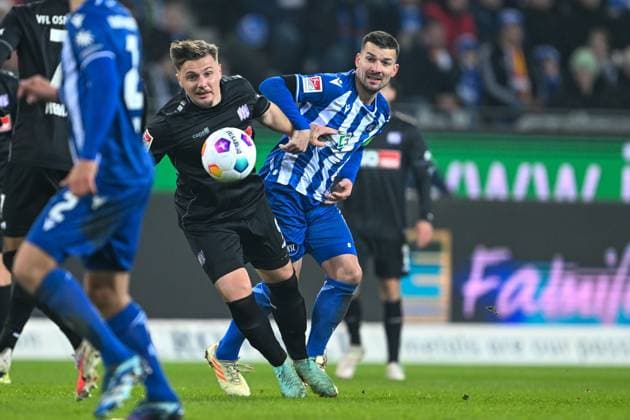 2. Bundesliga - Karlsruher SC - VfL Osnabrück am 19.01.2024 im BBBank Wildpark in Karlsruhe Erik Engelhardt (Osnabrueck) im Zweikampf gegen JÃ rome Gondorf (Karlsruhe)