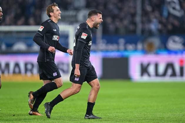 2. Bundesliga - Karlsruher SC - VfL Osnabrück am 19.01.2024 im BBBank Wildpark in Karlsruhe Jubel, Torjubel, Torschuetze, Torschütze Dave Gnaase (Osnabrueck) jubelt nach seinem Tor zum 1:1.