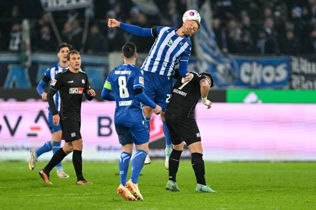 2. Bundesliga - Karlsruher SC - VfL Osnabrück am 19.01.2024 im BBBank Wildpark in Karlsruhe Marcel Franke (Karlsruhe) im Zweikampf gegen Erik Engelhardt (Osnabrueck)