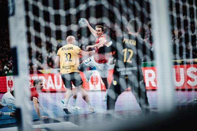 Handball Herren EHF EURO 2024 European Championshop Men 2024 Final Tournament Dänemark vs. Schweden 19.01.2024 Simon Bogetoft Pytlick ( 43, Dänemark, DEN) beim Wurf aufs Tor Hamburg Barclays Arena Hamburg Deutschland