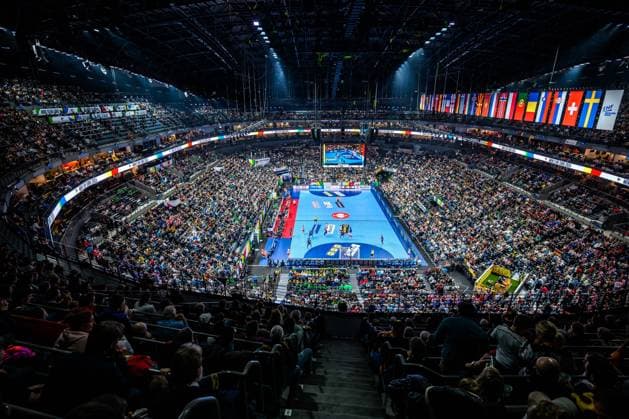 Koeln, Deutschland: Handball EM 2024 - Hauptrunde - Frankreich- Kroatien Übersicht Lanxess Arena, Fankurve Fans Fanblock Zuschauer, Innenraum, Innenansicht, ausverkauft, Feature, Symbolbild, Fahnen Köln Lanxess Arena Deutschland *** Cologne, Germany Handball EM 2024 Main Round France Croatia Overview Lanxess Arena, fan curve fans fan block spectators, interior, interior view, sold out, feature, symbolic image, flags Cologne Lanxess Arena Germany